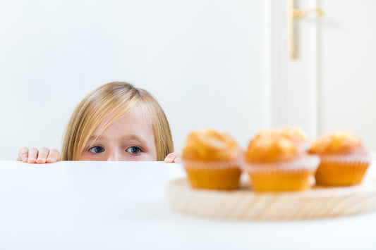 Kid using delayed gratification to not eat cupcake